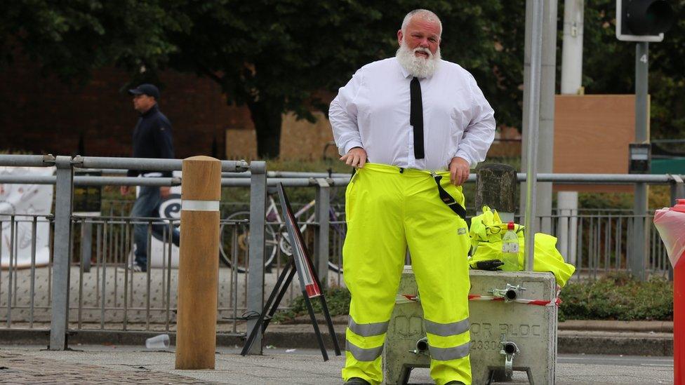 Felly dyna beth mae Siôn Corn yn ei wneud yr adeg yma o'r flwyddyn // So this is how Santa passes the time in August