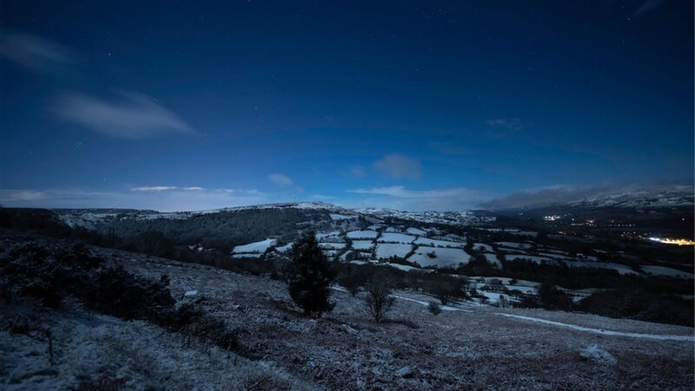 Panorama dros Frynmawr yn yr eira