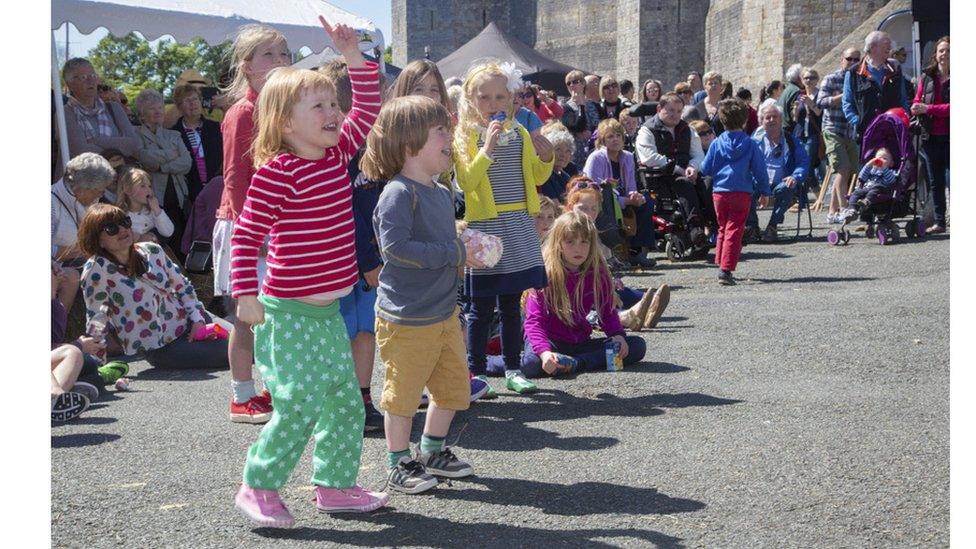 Pwy sy'n mwynhau Gŵyl Fwyd Caernarfon?