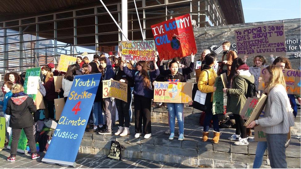 Protest newid hinsawdd Caerdydd