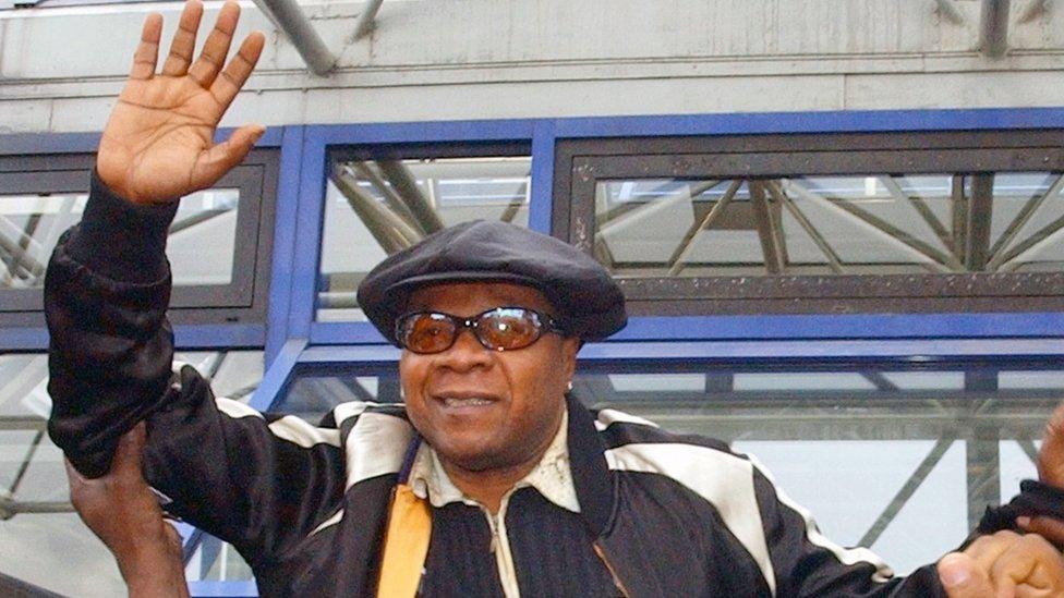 Papa Wemba leaving a courthouse in Paris