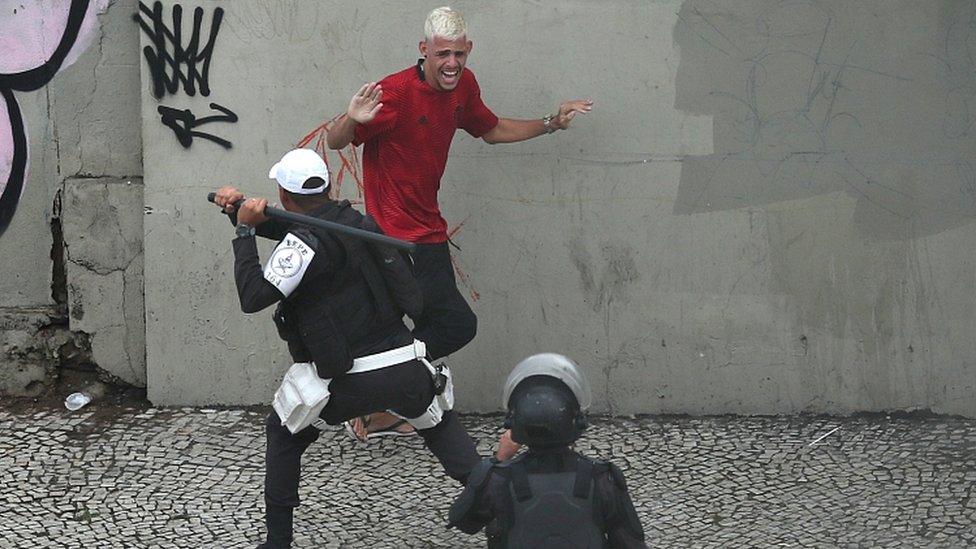 Police officer uses baton against a Flamengo fan. 24 Nov 2019