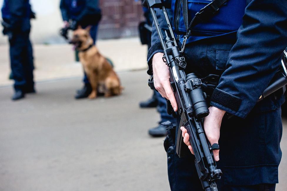 Police at a raid in Molenbeek, 18 March 2016