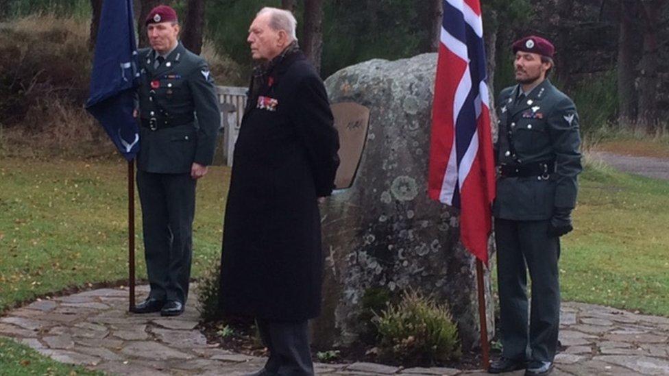 Norwegian veteran Erling Lorentzen and serving soldiers at Glenmore