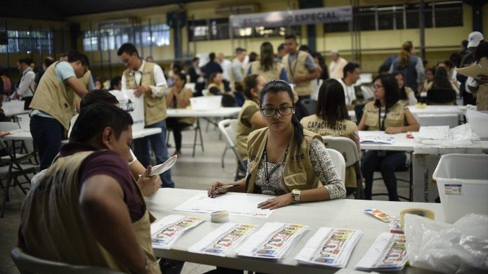 Members of the Supreme Electoral Tribunal (TSE) count votes in Tegucigalpa on December 3, 2017.