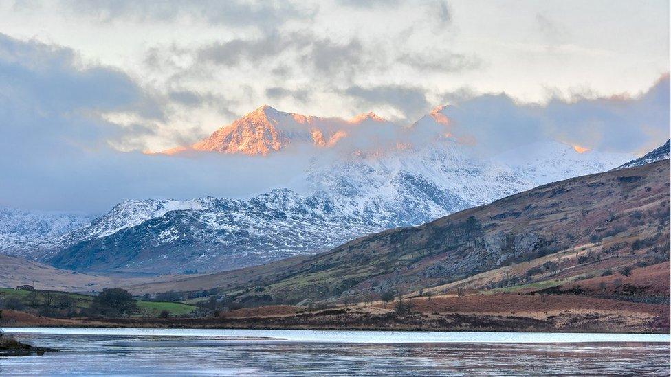 Yr haul yn codi dros Crib Goch o ganolfan Plas y Brenin