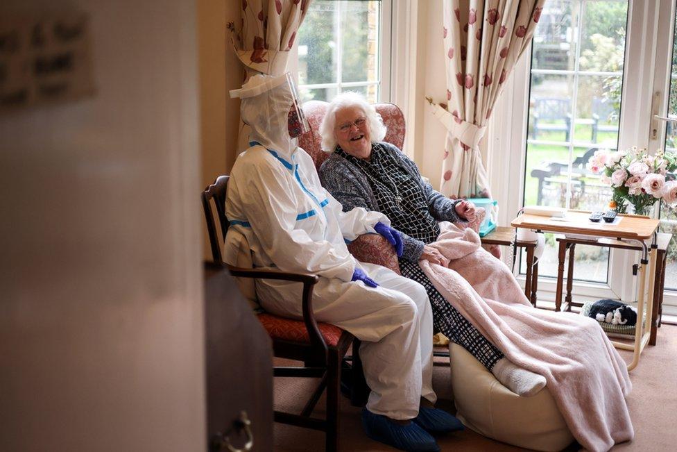 Nicky Clough visits her mother Pam Harrison in her bedroom at Alexander House Care ˿ in London, England, 8 March 2021.