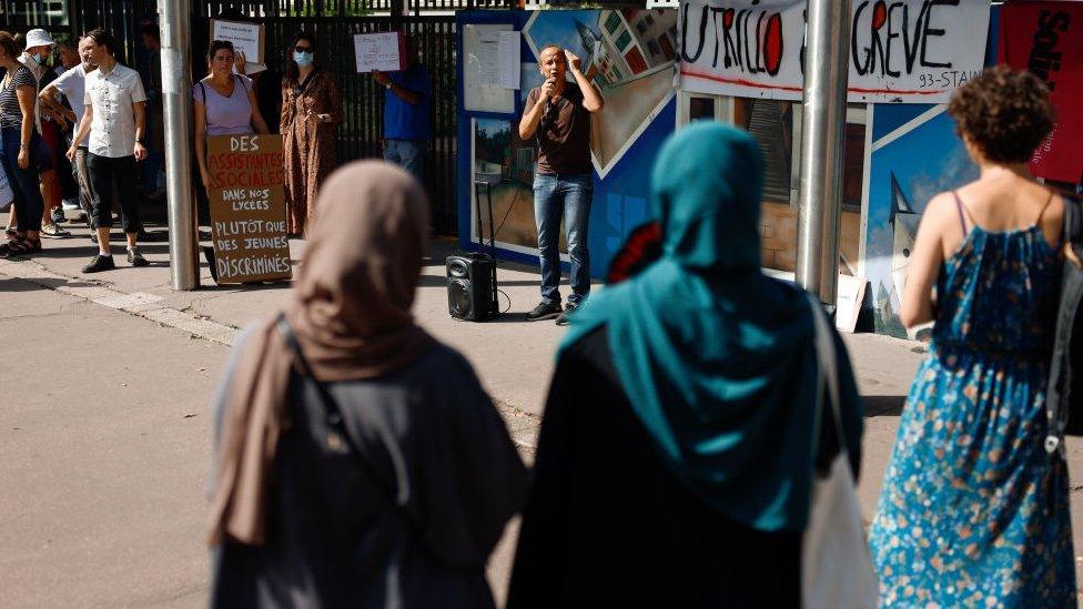 A rally was organized by staff from the Maurice-Utrillo High School in Stains to protest against the government's abaya dress ban in schools in Seine-Saint-Deni