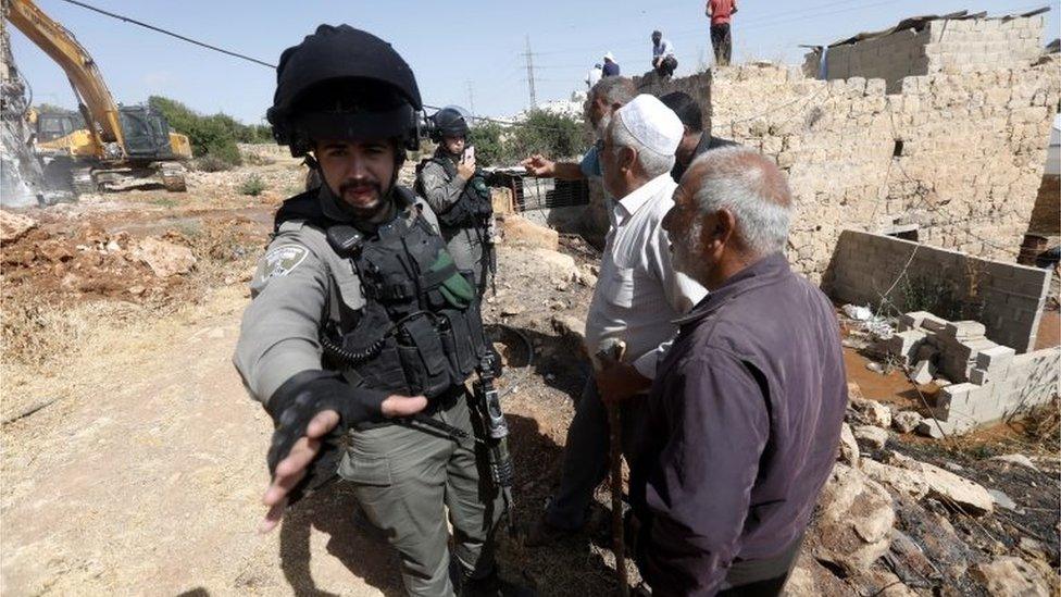 Israeli soldiers and Palestinians face off in Hebron (16/07/19)