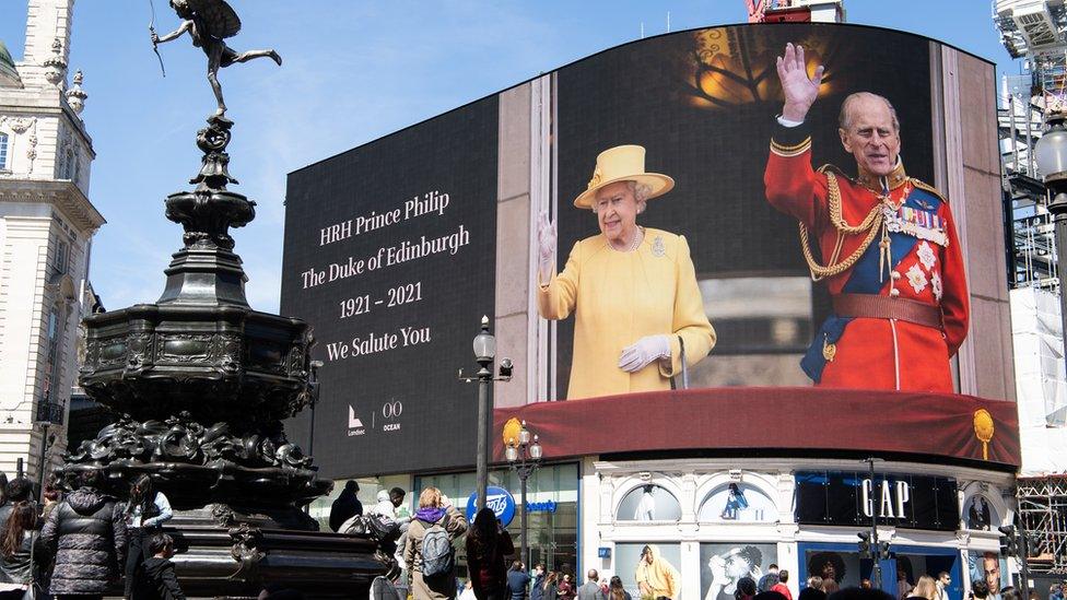 image-of-queen-and-prince-philip-on-piccadilly-circus-screen