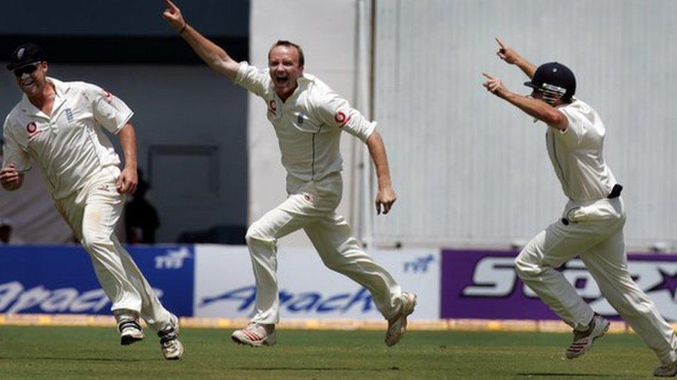 Shaun Udal (centre) celebrates after taking the wicket of Sachin Tendulkar