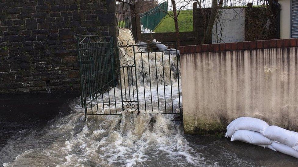 Dŵr yn llifo trwy ganol Pentre wedi dilyw Storm Dennis