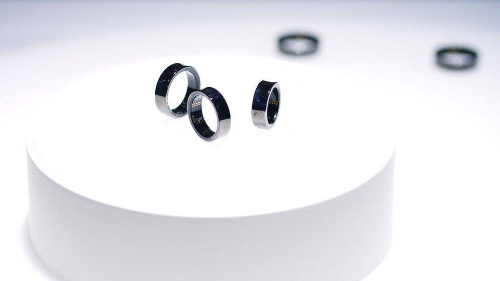 five Samsung galaxy rings on display in different sizes