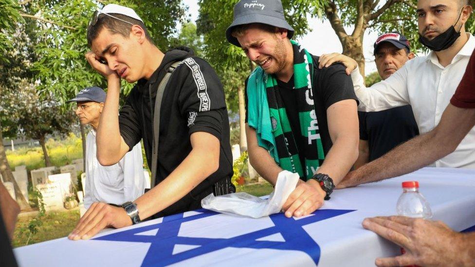 Relatives and friends mourn during the funeral of an Israeli killed in an attack in Tel Aviv (08/04/22)