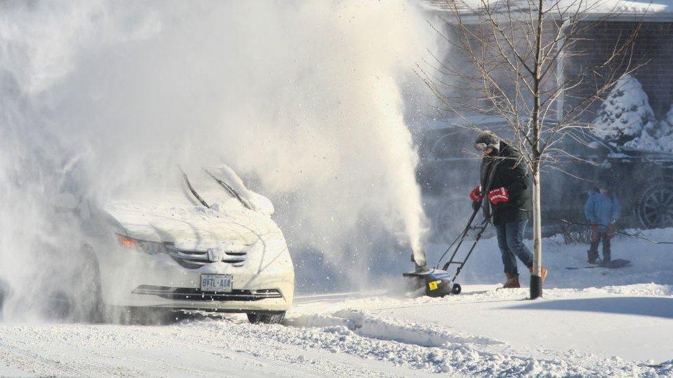 10-15cm of snow fell in Toronto