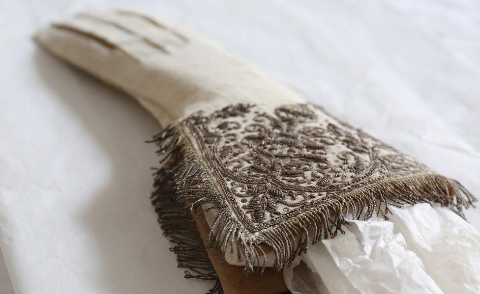 Elizabeth I coronation glove