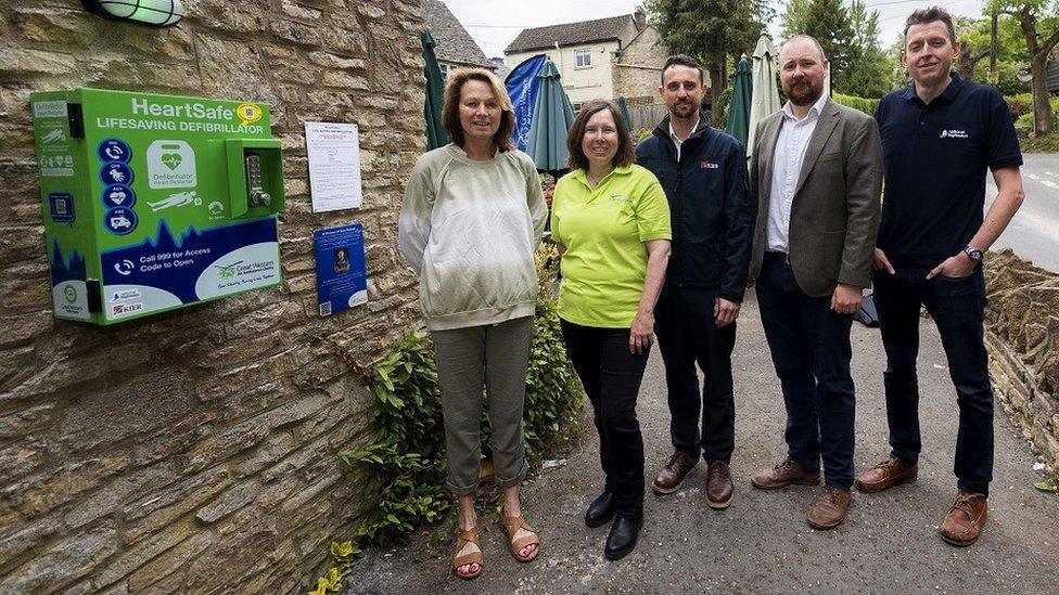 Louise Polledri, Emma Fawcett (GWAAC), Gavin Jones (Kier), Mike Goddard (National Highways) and Will Barker (National Highways) unveil new public access defibrillator at the Green Dragon in Cowley