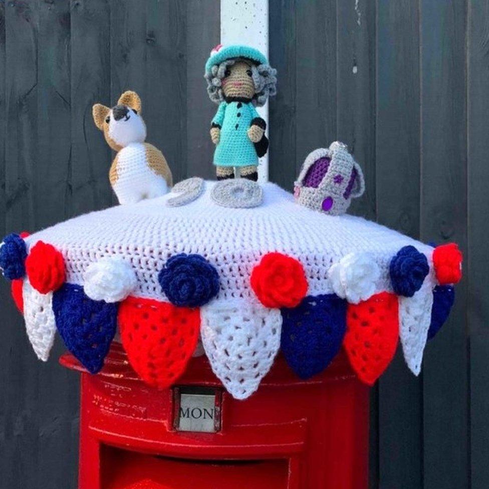 Post box topper