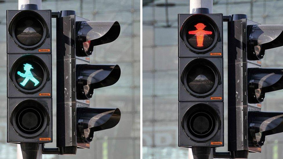 Apelmannchen-traffic-lights-in-Berlin.