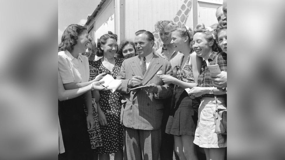 Billy Butlin a chriw o'i a,gyclh 1947