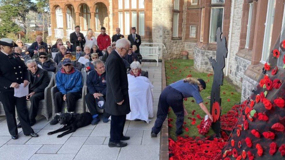 Gwasanaeth Dydd y Cadoediad yng nghanolfan Blind Veterans Llandudno