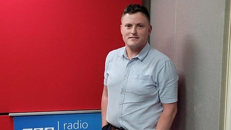 Dr Eilir Hughes yn stiwdio Radio Cymru