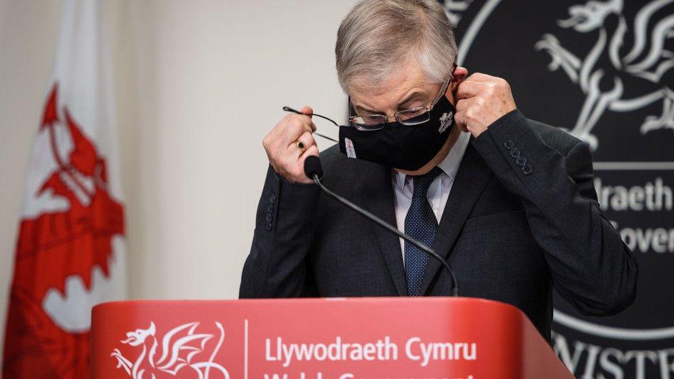 Mark Drakeford hosting a news conference wearing a mask during the pandemic