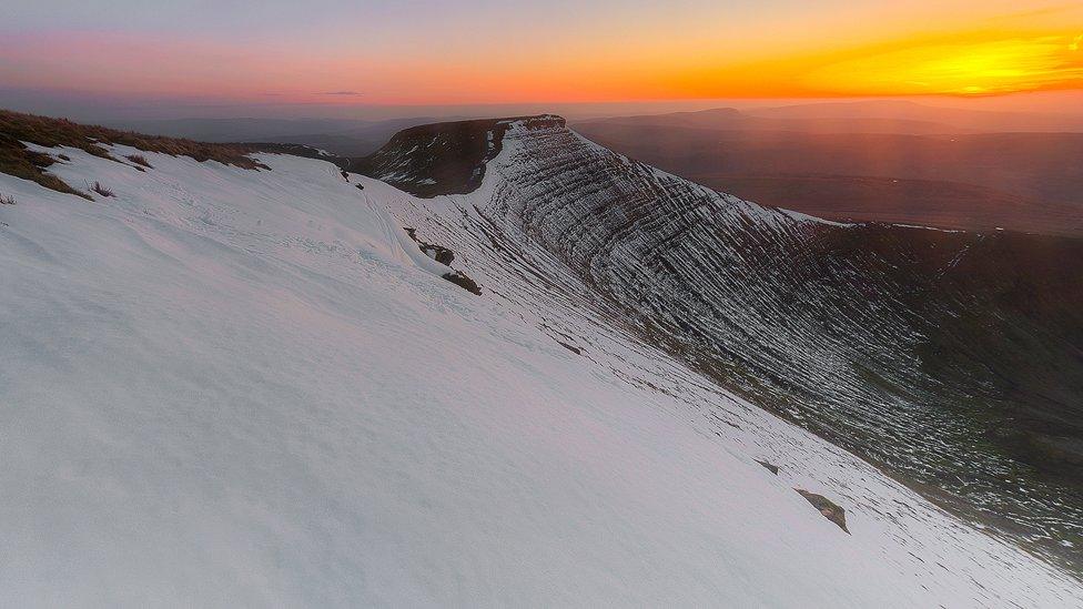 Here is a nice capture of yesterday's sunset in Brecon Beacons picture taken from pen y fan, looking towards Corn Du