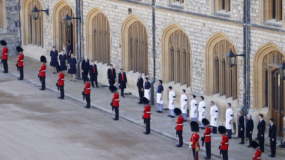 royal-household-members-bowing-heads