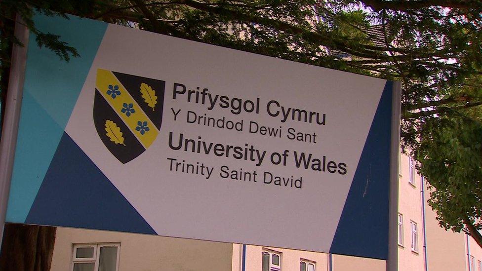 Arwydd Prifysgol Y Drindod Dewi Sant