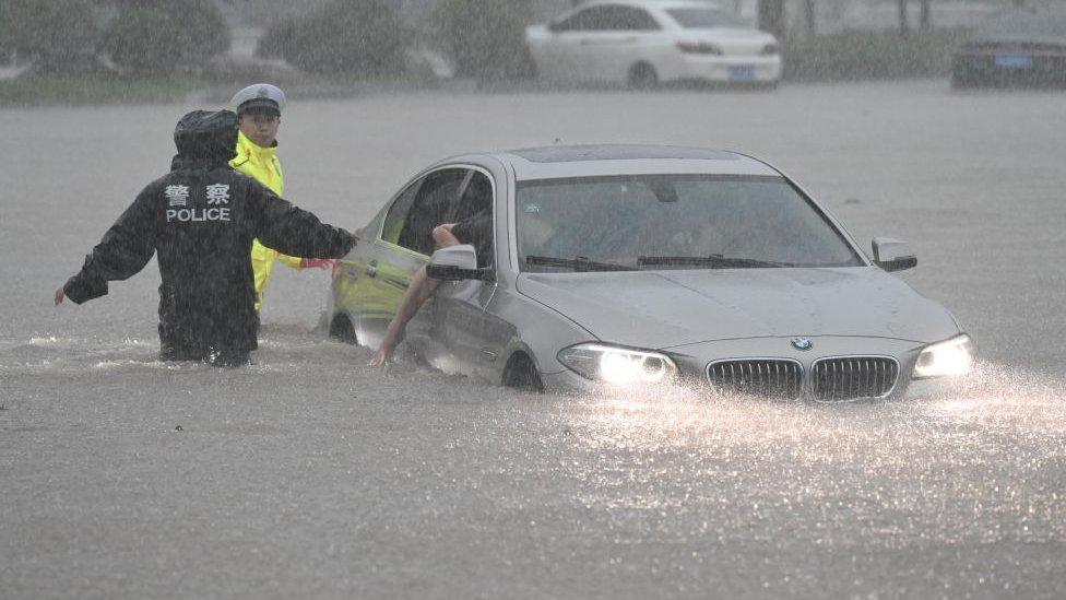 police-helping-person-trapped-in-car