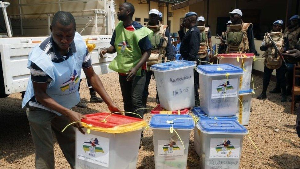 Election officials bring ballot boxes to the central election commission warehouse to be processed in Bangui (15 February 2016)