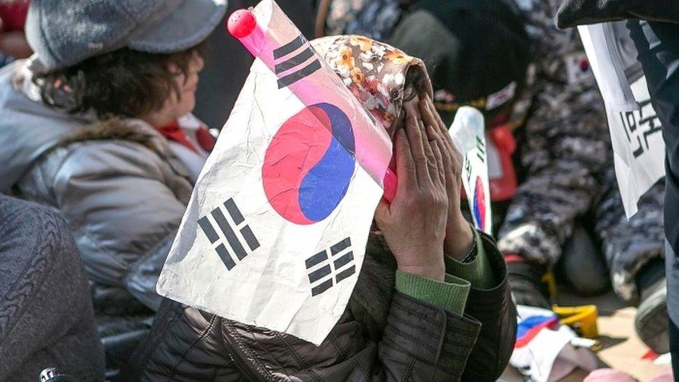 Supporters of Park outside court in Seoul (10 March 2017)