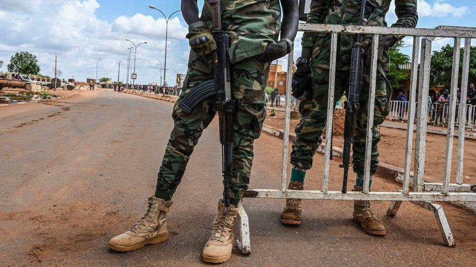 Soldiers from Niger holding guns