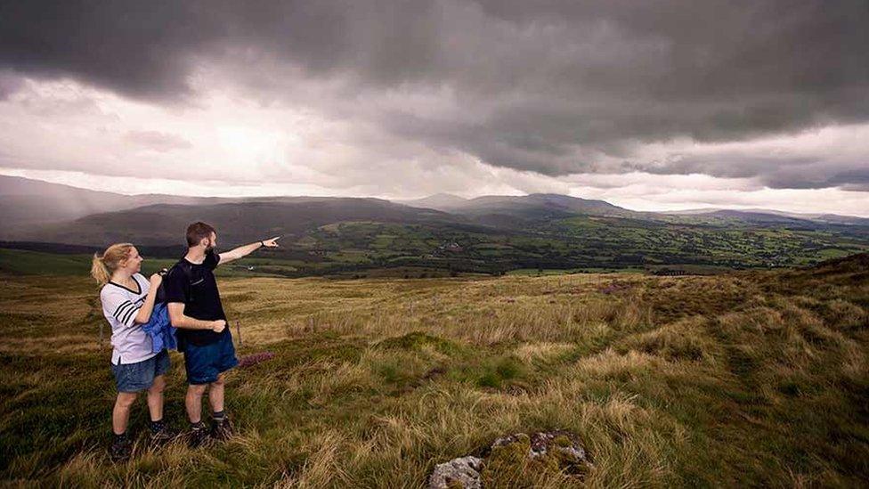 Siriol Teifi a Sam Edwards yn mynd am dro ar yr Aran, Llanuwchllyn.
