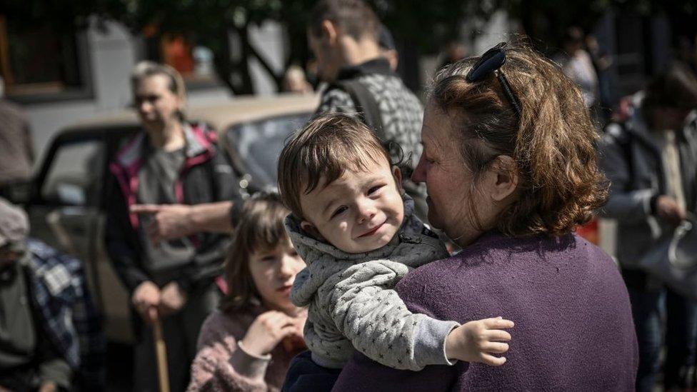 People evacuating Bakhmut in the eastern region of Donbas on 24 May