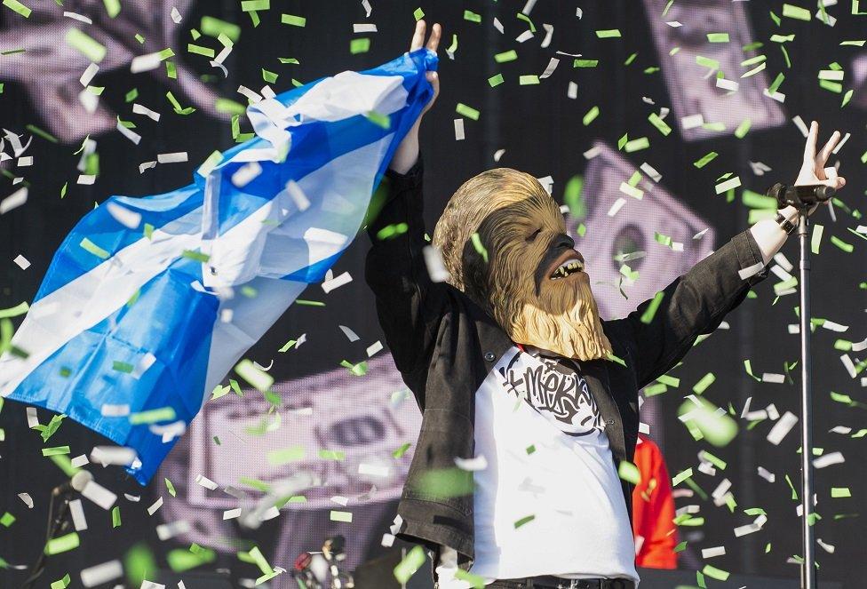 Lewis Capaldi takes to the main stage wearing a Chewbacca mask