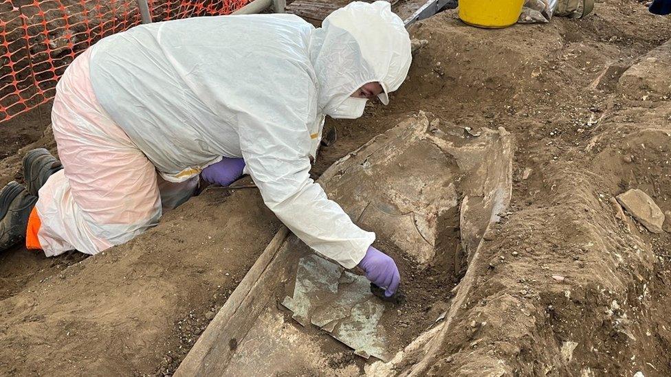 The excavation of the coffin