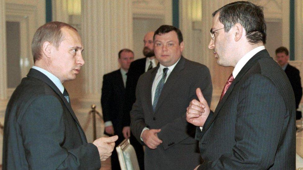 President Vladimir Putin (L) with Mikhail Khodorkovsky (file pic 2001)