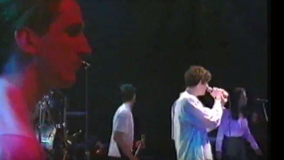 Roedd Crumblowers ymhlith y bandiau wnaeth argraff ar y diweddar John Peel