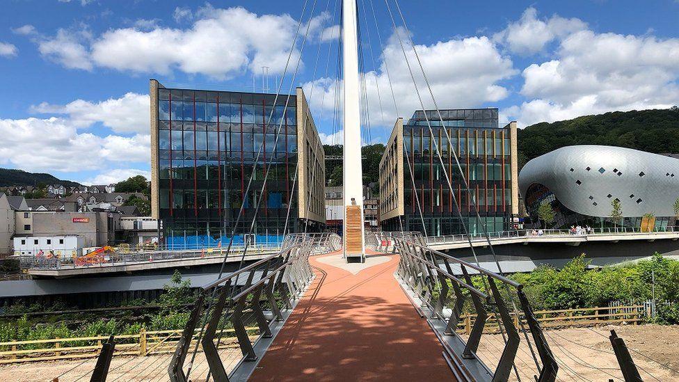 pont sy'n cysylltu Parc Ynysangharad gyda chanol tref Pontypridd