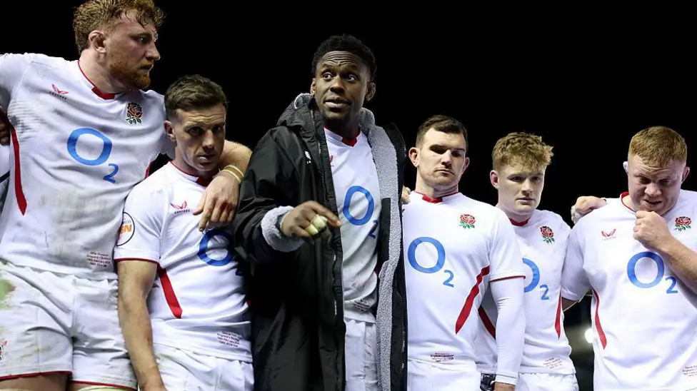Maro Itoje talks with the England team post-match