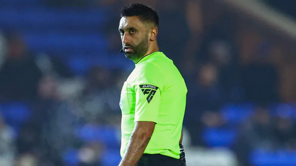 La Federación Inglesa de Fútbol investiga un supuesto comentario discriminatorio dirigido a un árbitro. La Federación Inglesa de Fútbol investiga un supuesto comentario discriminatorio dirigido a un árbitro.