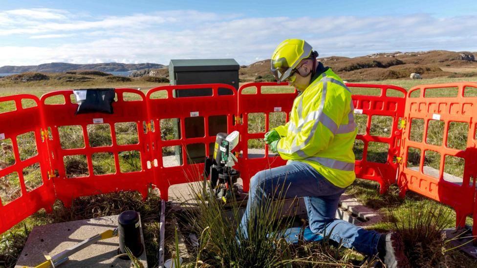 Einnseanair ag obair air bann-leathann