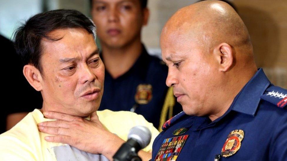 Mayor Ronaldo Espinosa (L) who was shot dead by Philippines police in his jail cell, 5 November, 2016