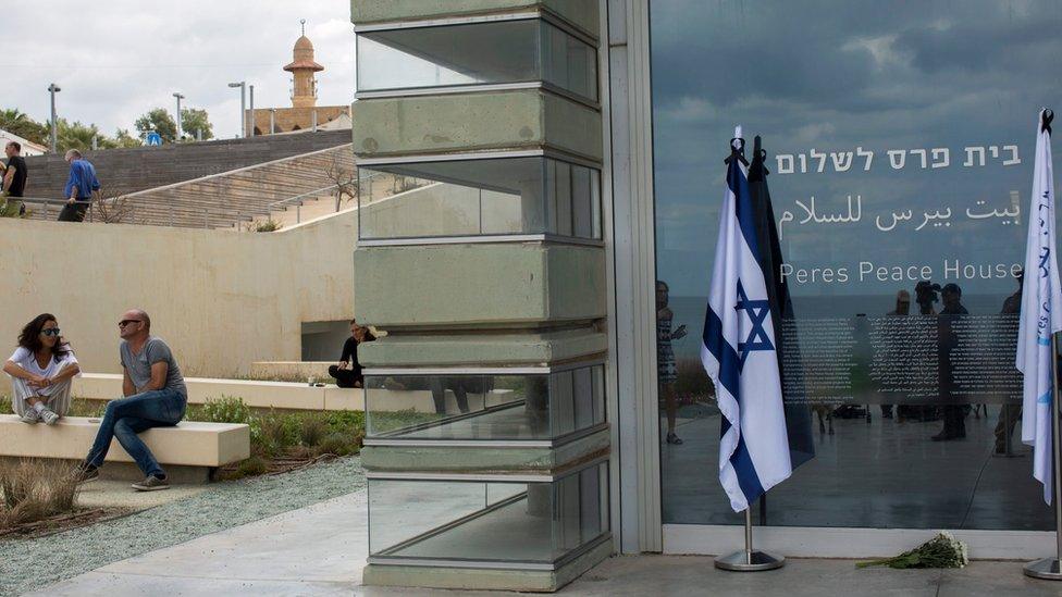 Flowers placed outside the Peres Peace House in Tel Aviv (28 September 2016)