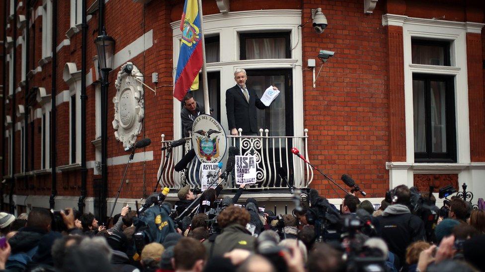 Julian-Assange-on-the-balcony-of-the-Ecuadorian-embassy.