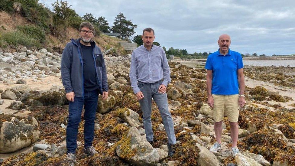 Cynghorwyr Gary Pritchard, Carwyn Jones ac Alun Roberts ar y traeth