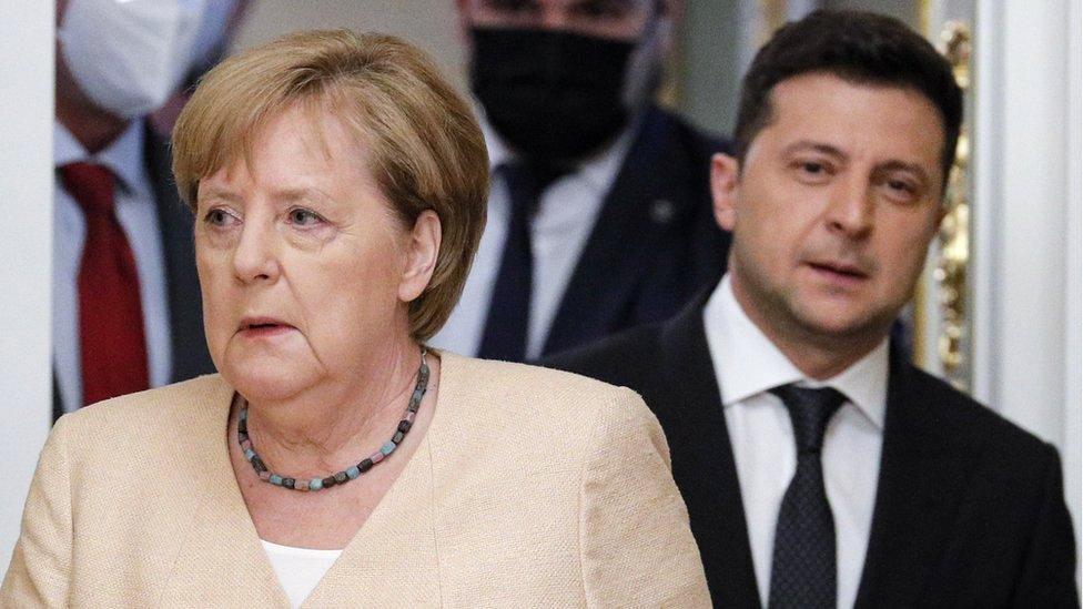 German Chancellor Angela Merkel (L) and Ukrainian President Volodymyr Zelensky, 22 August 2021