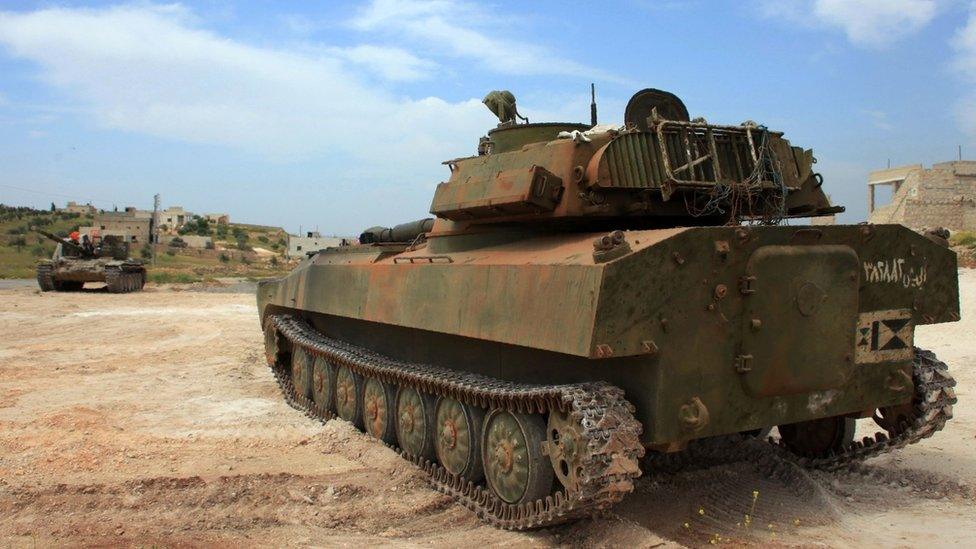 Syrian government tanks patrol the village of Khan Tuman on the southern outskirts of the city of Aleppo (11 April 2016)